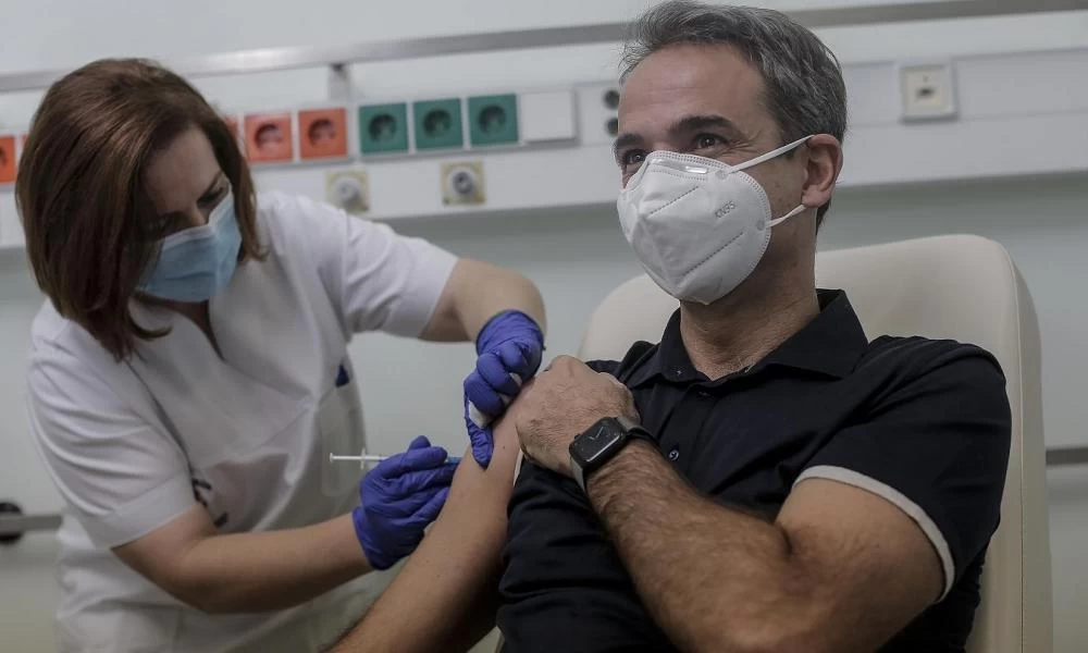 Ξεμπροστιάζει την κυβέρνηση το Bloomberg για τον εμβολιασμό: Οι απειλές αντικαθιστούν τα κίνητρα